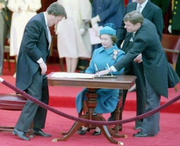 La Reine proclame la Loi constitutionnelle de 1982 à Ottawa