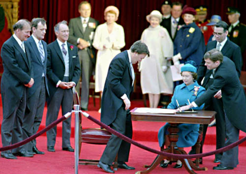 La Reine proclame la Loi constitutionnelle de 1982 à Ottawa
